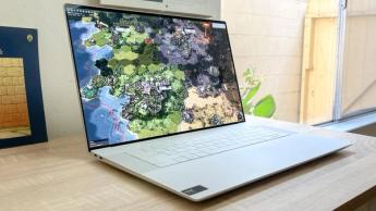 パフォーマンスとデザインの分析のためにデスクに置かれたDell XPS 16のレビュー用ノートパソコン