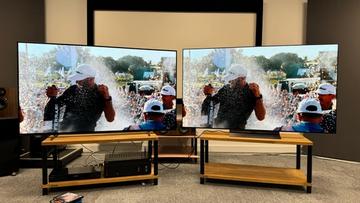 Телевизоры Sony A80L и LG C4 OLED стоят рядом, на обоих изображён гольфист, который празднует, обливаясь шампанским