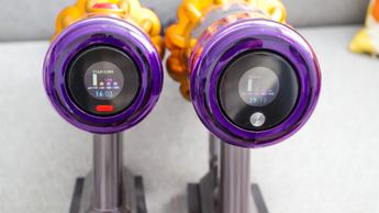 Pantallas digitales de las aspiradoras Dyson V12 Detect Slim y Dyson V15 Detect mostradas una junto a la otra