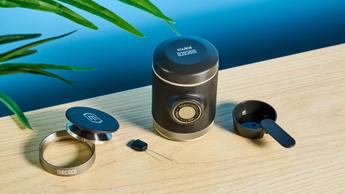 A cafeteira portátil Wacaco Picopresso com seus acessórios incluídos