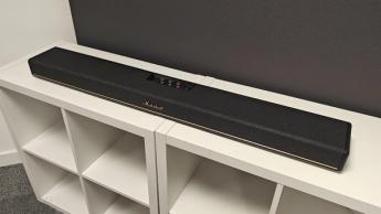 Саундбар Marshall Heston 120, установленный в специально оборудованной комнате для оценки его характеристик