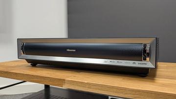 Ультракороткофокусный проектор Hisense PX3 на деревянной стойке для AV-аппаратуры в современном жилом интерьере