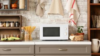 Un microondas elegante sobre la encimera de una cocina contemporánea