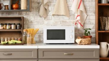 Un microondas elegante sobre la encimera de una cocina contemporánea