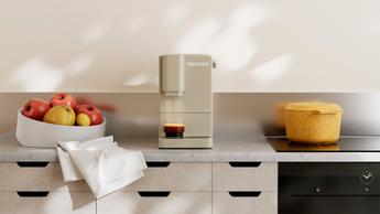 La macchina da caffè espresso Terra Kaffe Demi su un piano cucina moderno