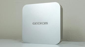 Geekom A6 mini-PC står upprätt på ett skrivbord
