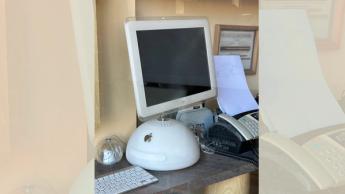 En Apple iMac G4 stationær computer med fladskærm