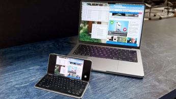 Oppo Find N5 controlando um MacBook Pro com o recurso de controle remoto para Mac