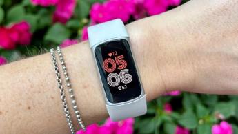 fitbit charge 6 startskærm, der viser sundheds- og fitnessstatistikker