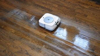 El robot friegasuelos iRobot Braava jet m6 limpiando un suelo de madera
