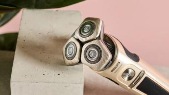 Rasoio elettrico Philips S9000 Prestige posizionato su un blocco espositivo