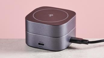Den foldede UGreen 2-i-1 USB-C oplader med synlig USB-C-udgang og tilsluttet strømkabel