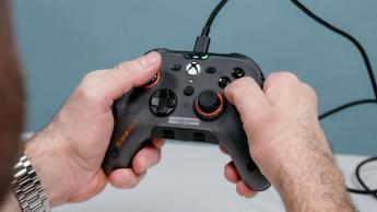 カスタマイズ可能なボタンを備えたScuf Valor Proゲーミングコントローラー