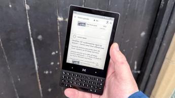 Minimal Phone exibindo o site Tom's Guide na tela