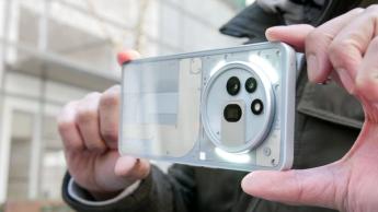 Pessoa usando o smartphone Nothing Phone 3a Pro para tirar uma foto