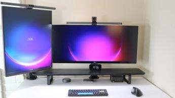 Un espacio de trabajo con varios monitores equipado con el mini PC Asus NUC 14 Pro