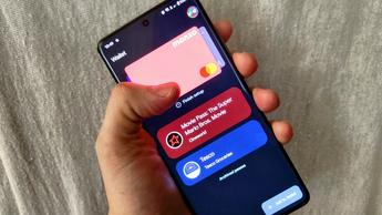 OnePlus 12-smartphone som visar Google Wallet för kontaktlösa betalningar