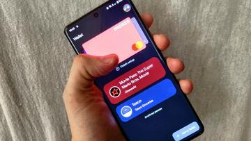 OnePlus 12-smartphone som visar Google Wallet-appen