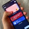 OnePlus 12-smartphone som visar Google Wallet-appen