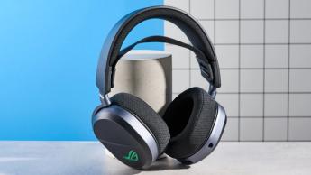 Ett svart Asus ROG Pelta gaming-headset med avtagbar mikrofon och anpassningsbar RGB-belysning