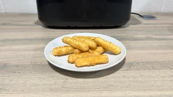 Palitos de halloumi recém-preparados na fritadeira elétrica Philips FlexDrawer 1000 Series