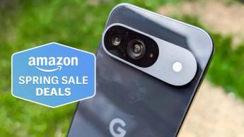 Google Pixel 9-smartphone vist med Amazon forårssalgs kampagnetag