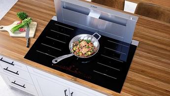 Placa de inducción Bosch de 91 cm instalada en una cocina moderna
