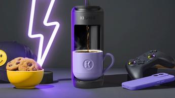 Macchina da caffè monodose Keurig K-Mini Mate su un piano cucina