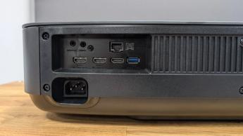 Крупный план задней крышки кабеля и разъёмов подключения на ультракороткофокусном проекторе Hisense PL2