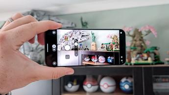 Gambar ulasan smartphone Google Pixel 10 Pro edisi moonstone