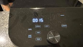 Primer plano del panel de control digital de la freidora de aire Midea de doble zona