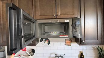 Horno de microondas LG MVEF1337F de 1.3 pies cúbicos, perfil bajo, para instalarse sobre la estufa, en acero inoxidable