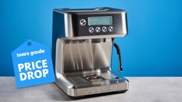 La macchina per espresso Casabrews Ultra esposta su una superficie in pietra con una parete blu sullo sfondo