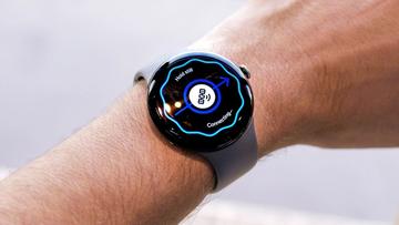 Nærbillede af Google Pixel Watch 4, der viser nødsatellit-SOS-funktionen