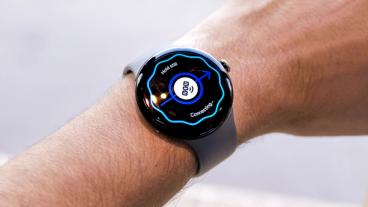 Vista en primer plano del Google Pixel Watch 4 mostrando la nueva función de emergencia SOS por satélite