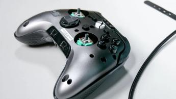 白い背景に置かれたScuf Valor Proゲーミングコントローラー