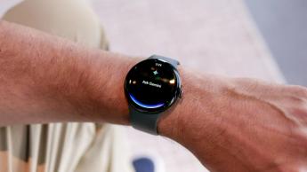 Nahaufnahme der Google Pixel Watch 4 Smartwatch