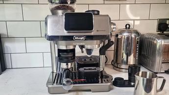 Máquina de espresso De'Longhi La Specialista Touch sobre uma bancada de cozinha