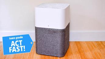 Purificador de aire Blueair Blue Pure 211 siendo probado sobre un piso de madera