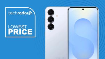 Smartphone Samsung Galaxy S25 ditampilkan di latar belakang biru bertema promo