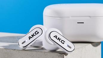 Weiße AKG N5 Hybrid-Ohrhörer von Harman in ihrer Ladehülle mit Zubehör