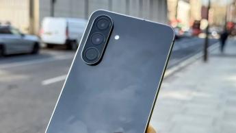 Panel trasero del Samsung Galaxy A56 con manchas de huellas dactilares visibles
