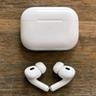 Fones de ouvido sem fio Apple AirPods Pro 2 com estojo de carregamento em uma mesa