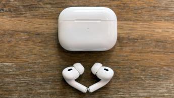 Apple AirPods Pro 2 trådløse øretelefoner med opladningsetui på et bord