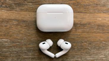 テーブルの上に置かれたApple AirPods Pro(第2世代)ワイヤレスイヤホンと充電ケース
