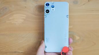 CMF Phone 2 Pro i lysegrøn med synlige skruer og dobbelte bagkameraer