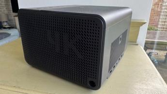 Домашний кинотеатр-проектор BenQ GP520, вид сбоку и спереди на деревянной поверхности