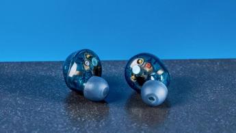 Ein Paar blaue kabellose Sony WF-C710N Ohrhörer auf weißem Hintergrund