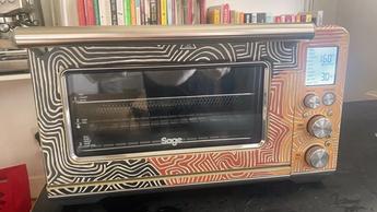 Breville Smart Oven Air Fryer Pro en la encimera de la cocina durante las pruebas en casa