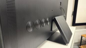 Вид сзади телевизора Samsung S95F OLED с подставкой и задней панелью